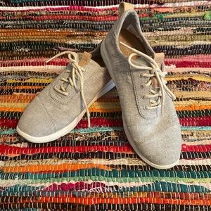 Lovely women’s Toms shoes
